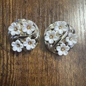 Vintage Silver Tone White Flower Clip on Earrings Floral Round Circle Cocktail